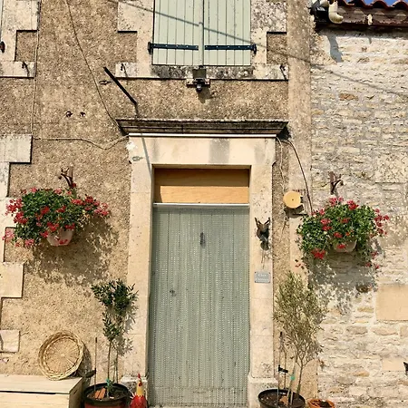 Luxurious Countryside Retreat With 4 Bedrooms, Pool And Barn, Close To Historic Villages And Charente River Casa vacanze Lonnes
