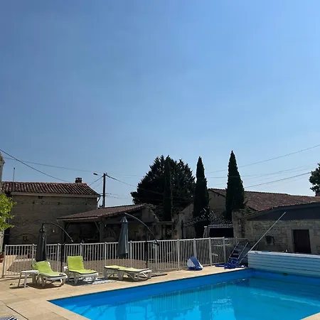 Luxurious Countryside Retreat With 4 Bedrooms, Pool And Barn, Close To Historic Villages And Charente River