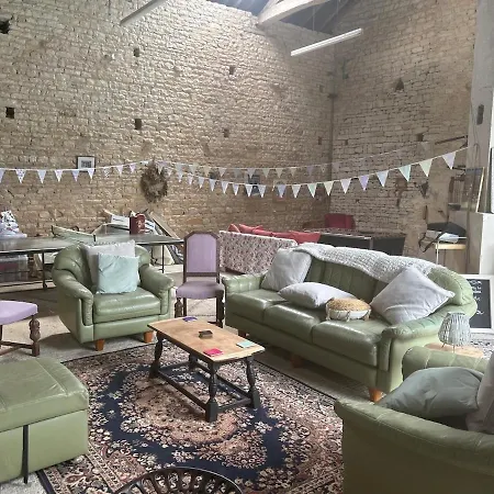 Luxurious Countryside Retreat With 4 Bedrooms, Pool And Barn, Close To Historic Villages And Charente River