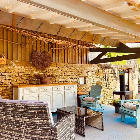 Luxurious Countryside Retreat With 4 Bedrooms, Pool And Barn, Close To Historic Villages And Charente River