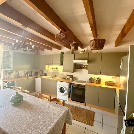 Luxurious Countryside Retreat With 4 Bedrooms, Pool And Barn, Close To Historic Villages And Charente River *