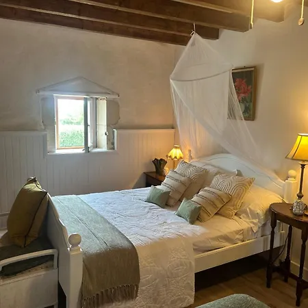 Luxurious Countryside Retreat With 4 Bedrooms, Pool And Barn, Close To Historic Villages And Charente River *